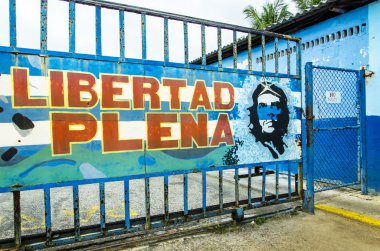 Refah Küba caddelerinden biri umut verici grafiti