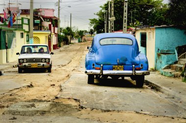 Klasik Amerikan mavi otomobil