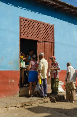 Tipik Küba Dükkanı yakın kişi