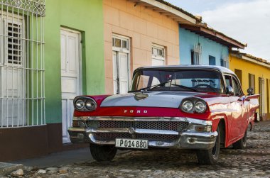 Trinidad, sokaklarında araba.