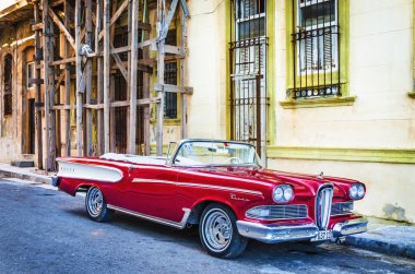 Kırmızı cabriolet Havana'da Park