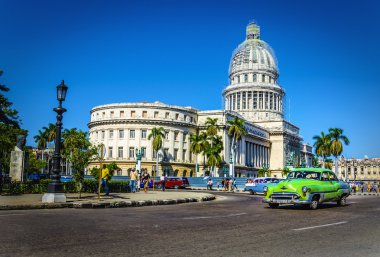 capitol önünde araba sürmek