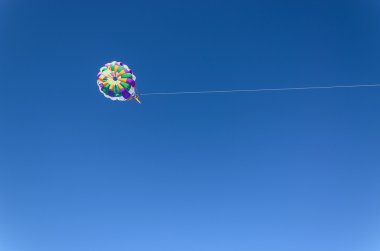 Mavi gökyüzünde parasailing