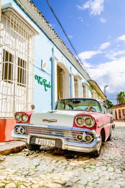 Klasik Amerikan otomobil Trinidad sokaklarında