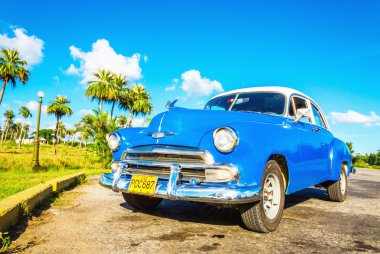 Mavi klasik Amerikan otomobil