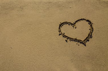 Sahilde kalp işareti