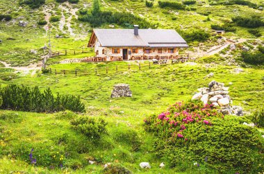 Ahşap dağ kulübe bir dağ yollarının üzerinde