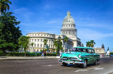 capitol önünde araba sürmek