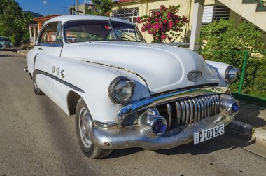 Beyaz klasik eski Amerikan otomobil