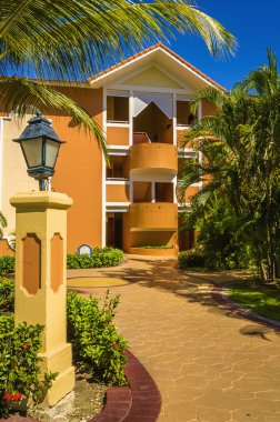 palmiye ağaçları ile Karayipler resort