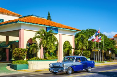 varadero'nın ana caddelerinden biri araba