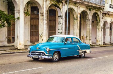 havana'nın ana caddeleri üzerinde araba