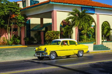 varadero'nın ana caddelerinden biri araba
