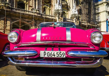 Havana'da park etmiş arabalar