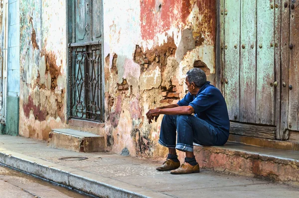 Küba adam gölgesinde istirahat — Stok fotoğraf