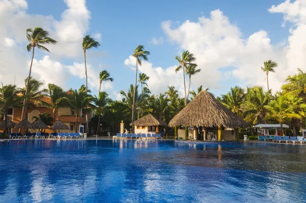 Vista desde la piscina en un bar — Foto de Stock