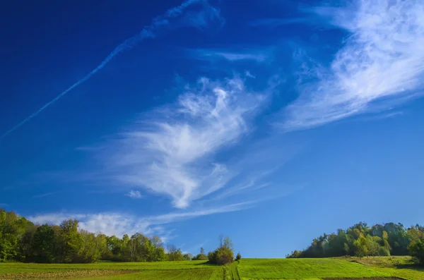 Paisaje idílico con cielo azul — Foto de Stock