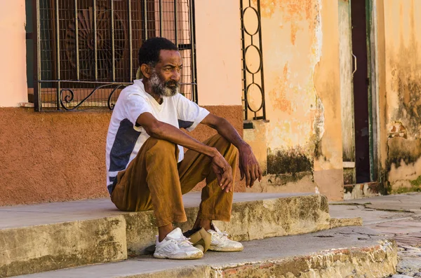 Homem descansando na sombra — Fotografia de Stock