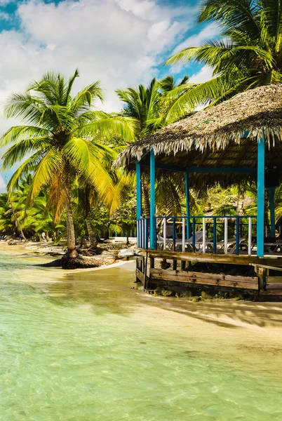 Cabaña de playa en la costa, Islas del Caribe — Foto de Stock