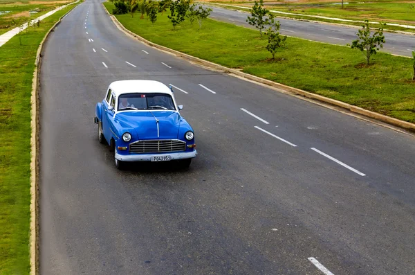 Velho carro clássico americano azul na estrada — Fotografia de Stock