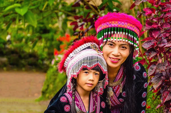 Vrouw met een kind van Hmong heuvel stam — Stockfoto