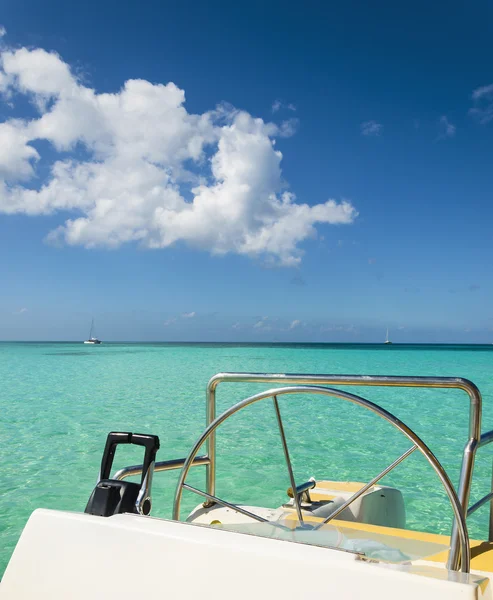 Catamaran de luxe dans l'eau azur — Photo