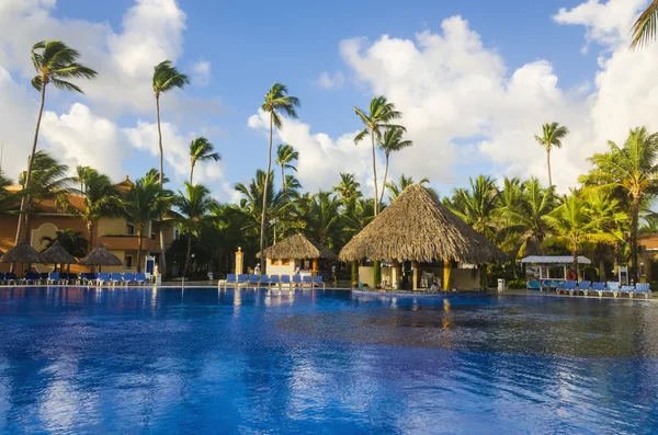 Vista desde la piscina en un bar — Foto de Stock