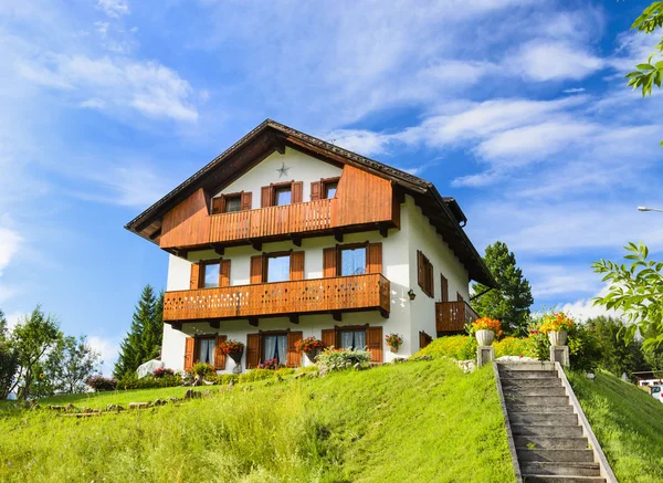 Готель розташований у горах Доломітові Альпи — стокове фото