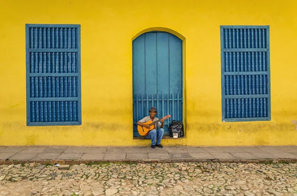 Człowiek grający na gitarze — Zdjęcie stockowe