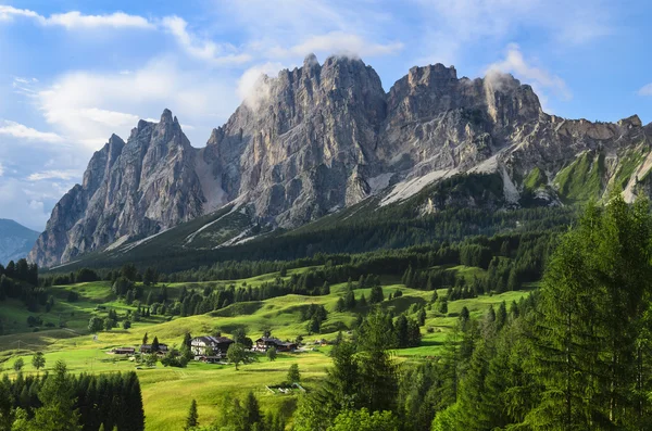 Increíble vista sobre las montañas Cristallo — Foto de Stock