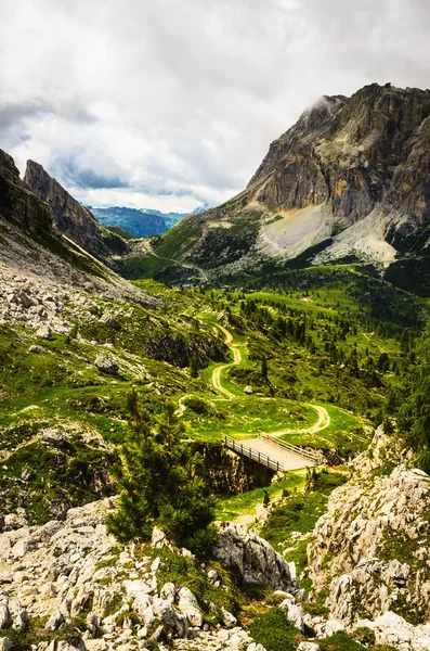 Der gewundene Weg des Passo Falzarego — Stockfoto