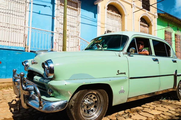 American car cruising on colonial streets — Stock Photo, Image