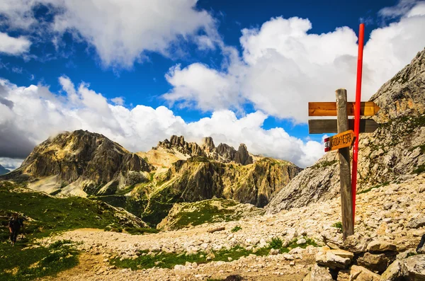 Trail marker on Croda Negra — Stock Photo, Image