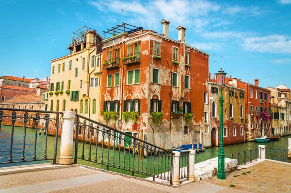 Narrow canal among old houses — Stock Photo, Image