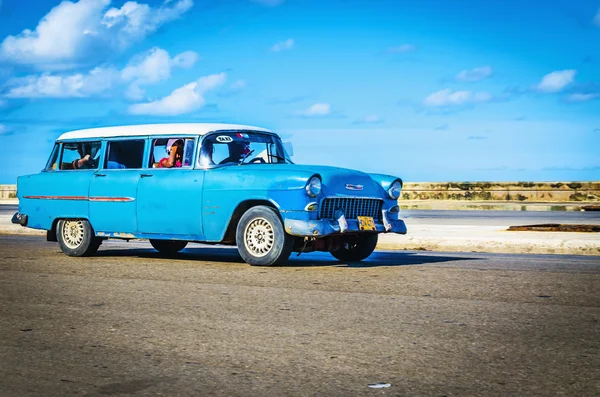Klassieke Amerikaanse blauwe auto — Stockfoto