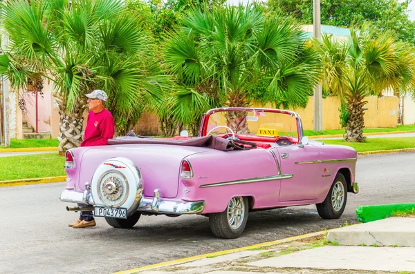 Velho clássico carro roxo americano — Fotografia de Stock