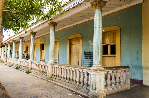 Vecchio edificio coloniale fatiscente — Foto Stock