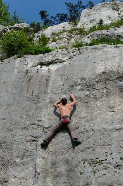 男は岩に登る — ストック写真