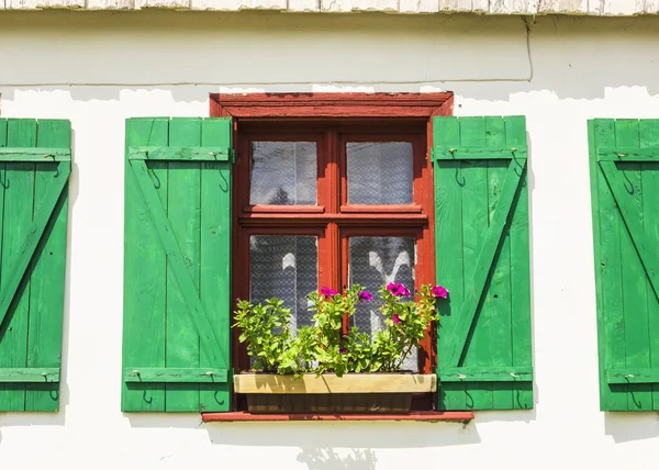 Bruin venster met groene luiken — Stockfoto