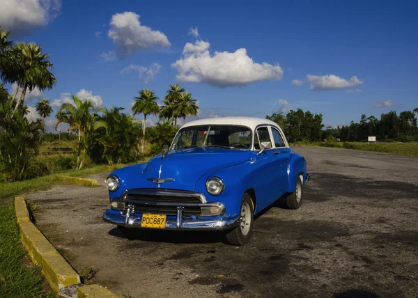 Blauwe klassieke Amerikaanse auto — Stockfoto