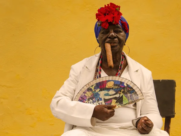 Vieille dame fumant un énorme cigare cubain — Photo