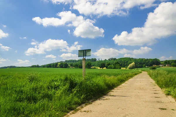 Camino de campo vacío a través de campos — Foto de Stock