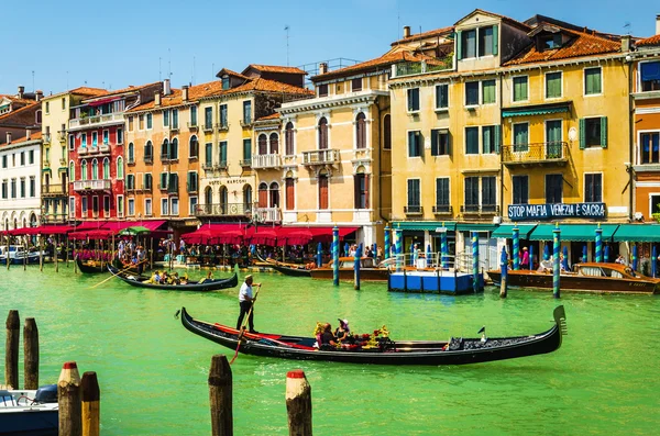 Venedig canal med gondol — Stockfoto