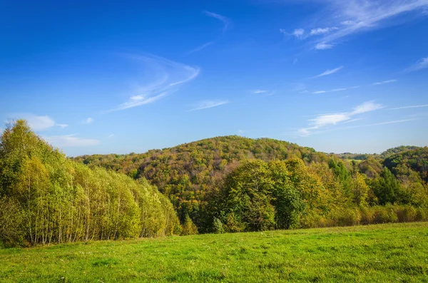 Idylliskt landskap med blå himmel — Stockfoto