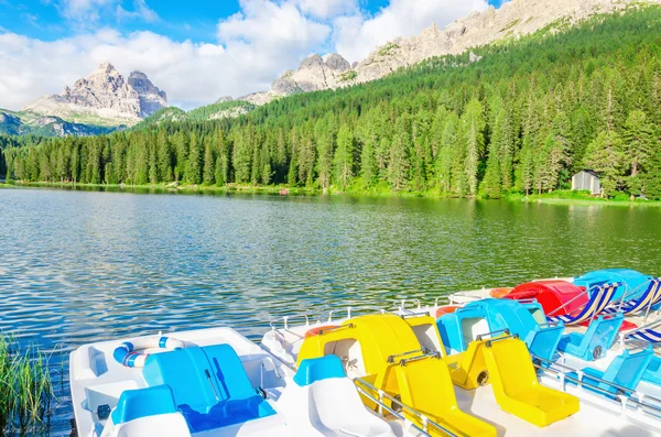 Barevný šlapadla na jezero Misurina — Stock fotografie