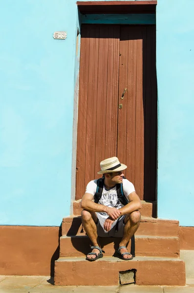 Człowiek siedzi w cieniu — Zdjęcie stockowe