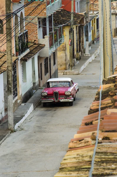 Klassieke Amerikaanse roze auto — Stockfoto