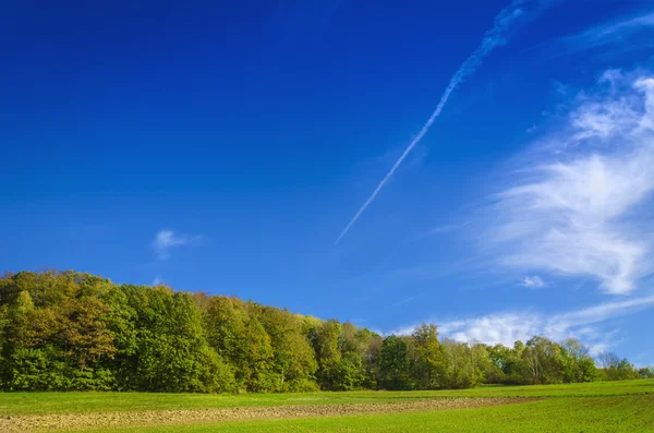 Paisaje idílico con cielo azul — Foto de Stock