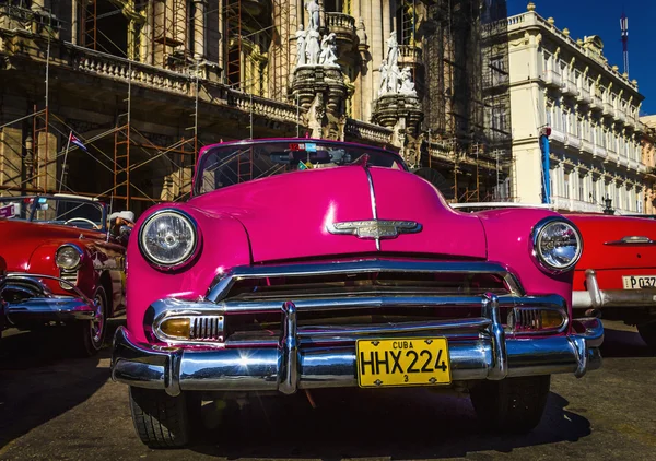 Bilar parkerade i Havanna — Stockfoto