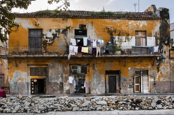 Típica casa colonial en la calle La Habana — Foto de Stock